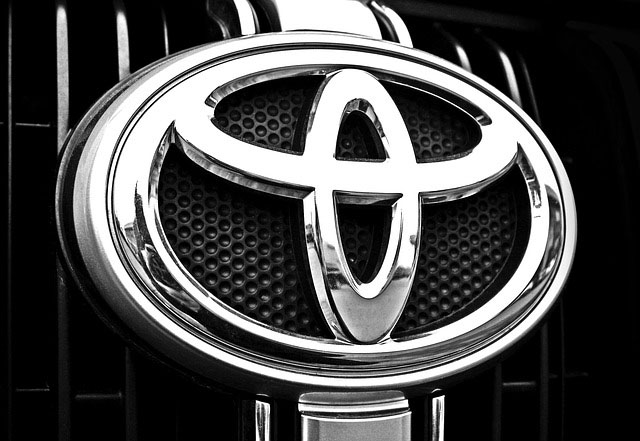 Toyota kovinski znak odpoklic hibridov